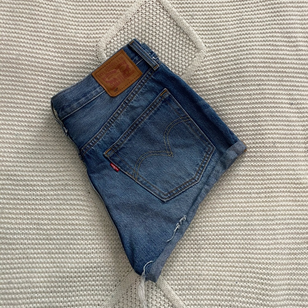 HIGH WAITED LEVI SHORTS